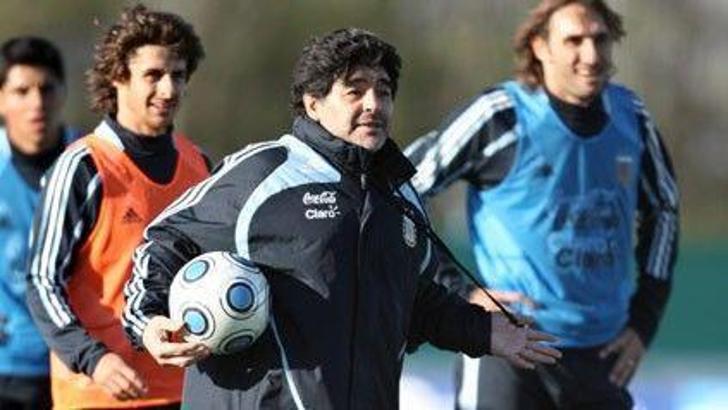 Maradona bırakıyor
