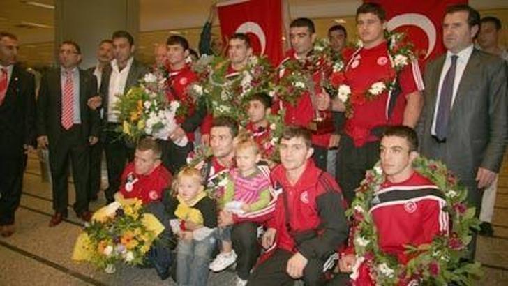 Şampiyonlar döndü