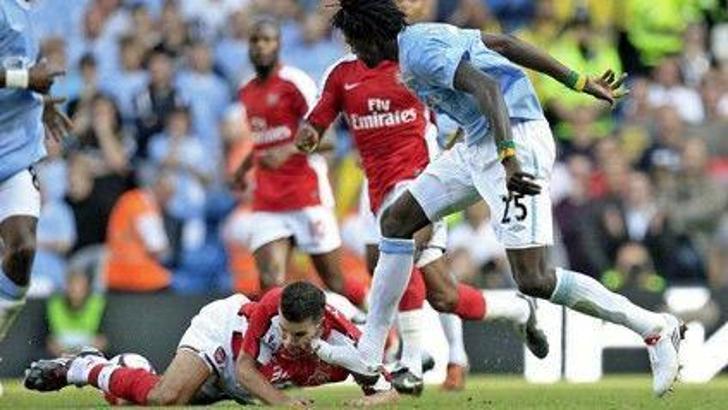 Van Persie'den Adebayor'a sert tepki!