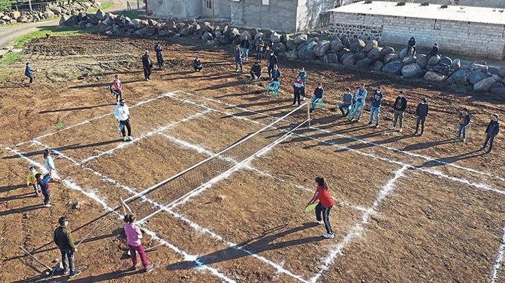 Şanlıurfa'da köy halkının tenis keyfi