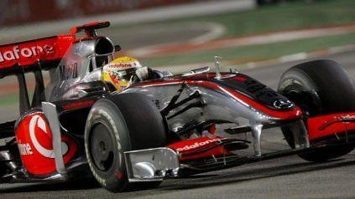Singapur'da zafer Hamilton'ın!