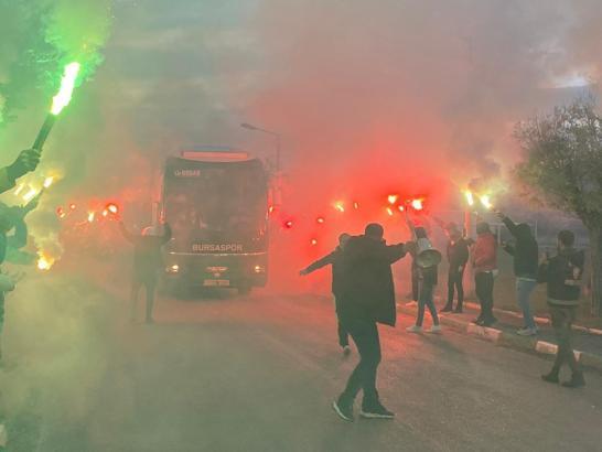 Bursaspor taraftarı, takımını meşalelerle uğurladı