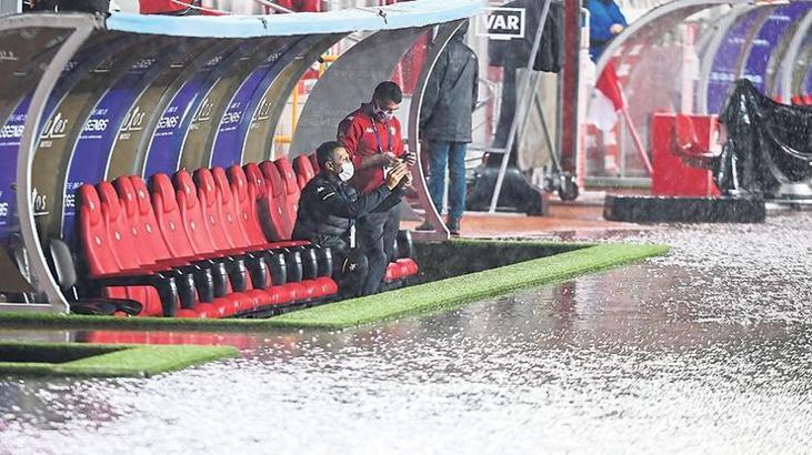 Antalyaspor-Hatayspor maçı sel nedeniyle bugüne ertelendi