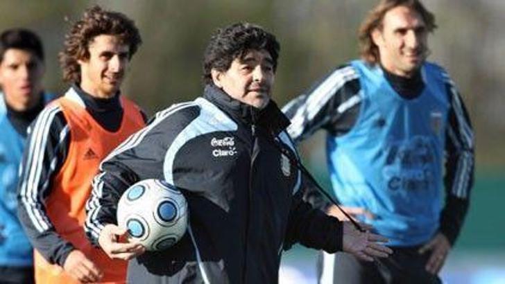 Maradona bırakıyor!