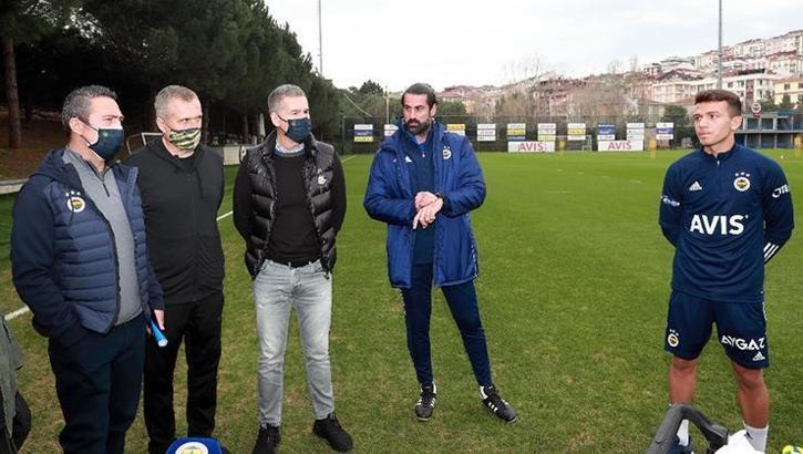 Fenerbahçe yönetimi, takımı ziyaret etti, mesajı verdi: Gevşemek yok!