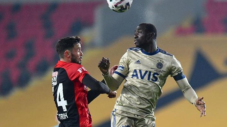 Fenerbahçe'de Papiss Cisse yine direğe takıldı