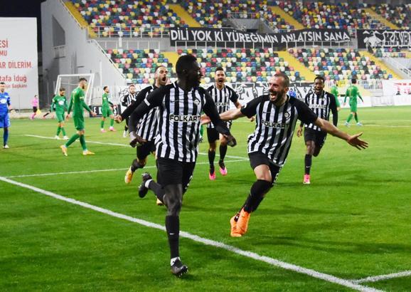 Altay'da Khaly Thiam performansıyla yüzleri güldürdü