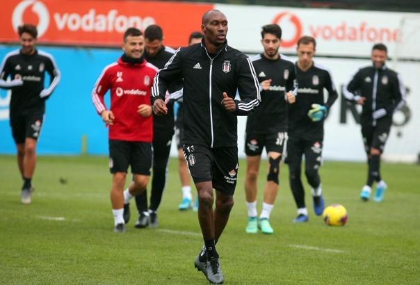 Atiba Hutchinson'da sorun yok