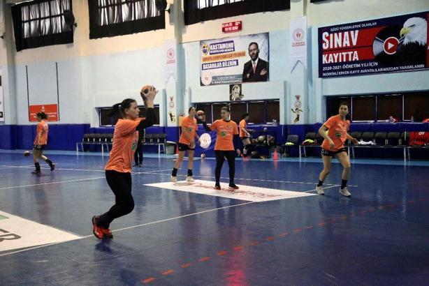 Kastamonu Belediyespor, EHF Kupası çeyrek final maçı için Macaristan'a gitti