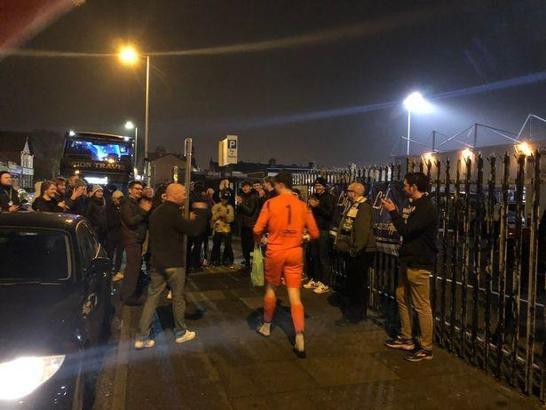 Bayliegh Passant formayı çıkarmadan markete gitti!