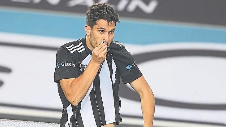 Necip Uysal'dan 5 yıl sonra tarihi gol!
