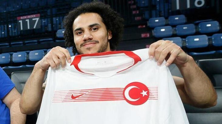 Anadolu Efes, Shane Larkin'in lisansını çıkarttı