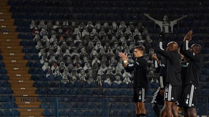 Beşiktaşlı futbolcular taraftarı selamladı!
