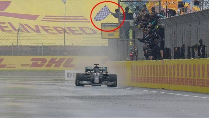 Formula 1'in damalı bayrağı açık artırma ile satışa çıkarılacak!