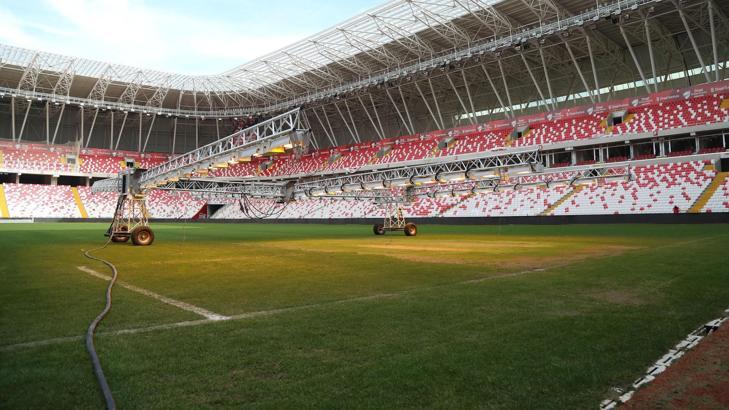 Yeni 4 Eylül Stadyumu çimleri bakıma alındı