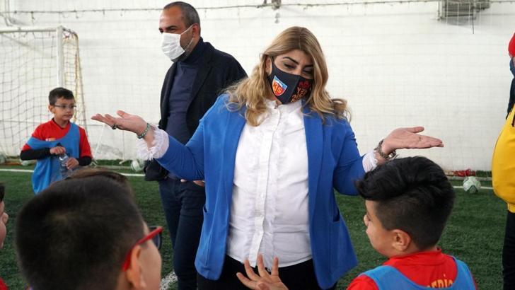 Berna Gözbaşı spor okullarını ziyaret etti