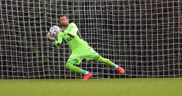 Muslera'dan Hakan Tekin'e geçmiş olsun mesajı