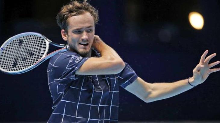 Medvedev, Alman Zverev'i geçti