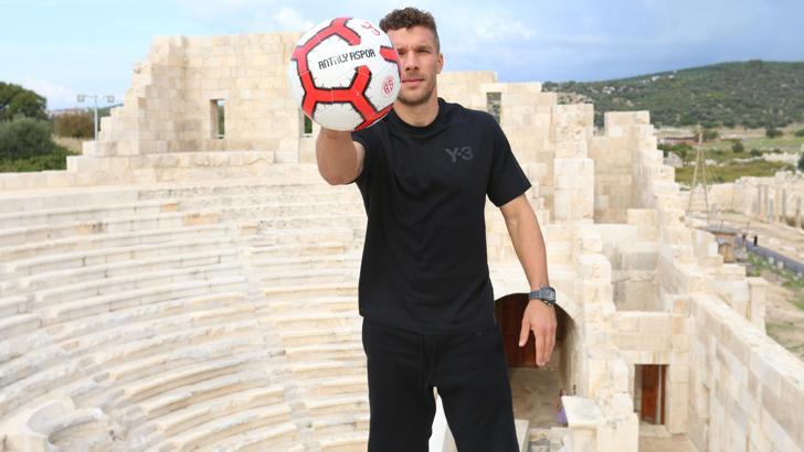 Lukas Podolski, Patara'yı tanıttı