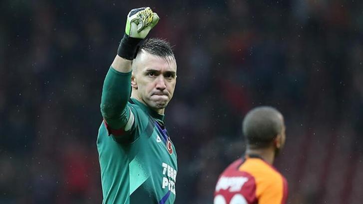 Muslera hız kesmiyor