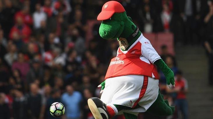 Arsenal'ın maskotu Gunnersaurus artık mutlu!