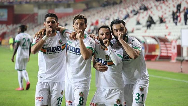 Alanyaspor Süper Lig'in liderliğini bırakmadı