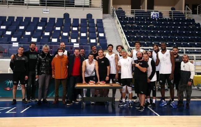 Merkezefendi evinde Anadolu Basket'le oynuyor