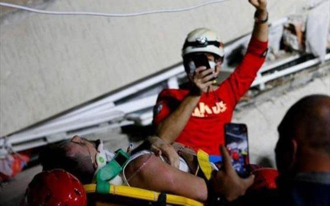 Son dakika! İzmir deprem... Amatör futbolcu Malik Tahirler, enkazdan çıkarıldı