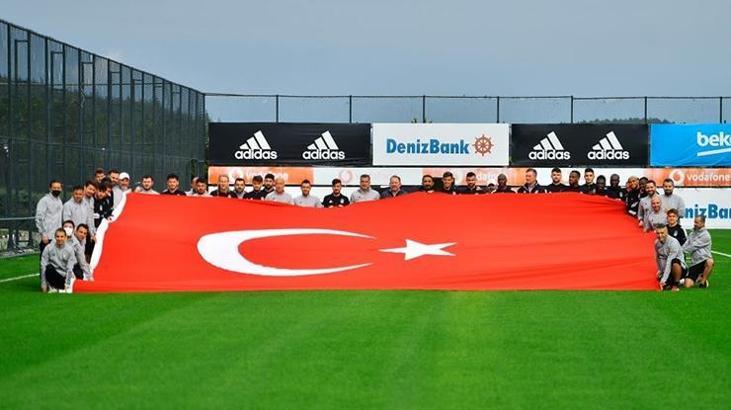 Beşiktaşlı futbolcular dev Türk bayrağı açtı!