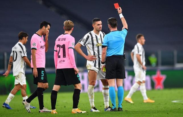 Merih Demiral, Juventus - Barcelona maçında kırmızı kart gördü