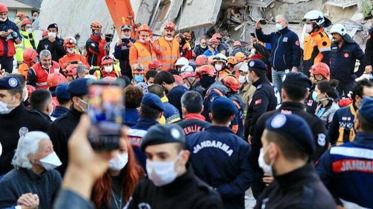 İzmir'de deprem enkazından saatler sonra bir kişi daha kurtarıldı