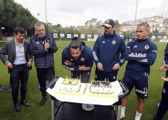 Fenerbahçe'de Volkan Demirel ve Pelkas'ın doğum günü kutlandı