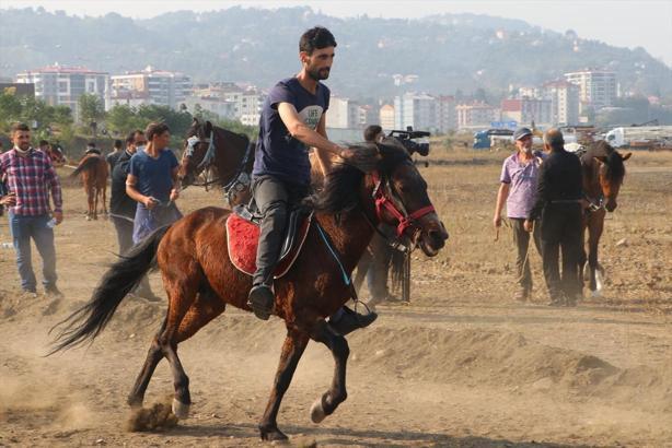 3. Beşikdüzü Cumhuriyet Rahvan At Yarışı yapıldı