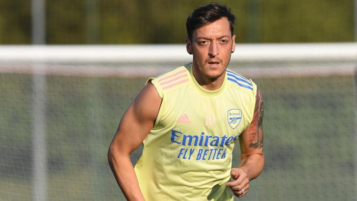 Mesut Özil'den çocuklar için okullara ücretsiz yemek yardımı