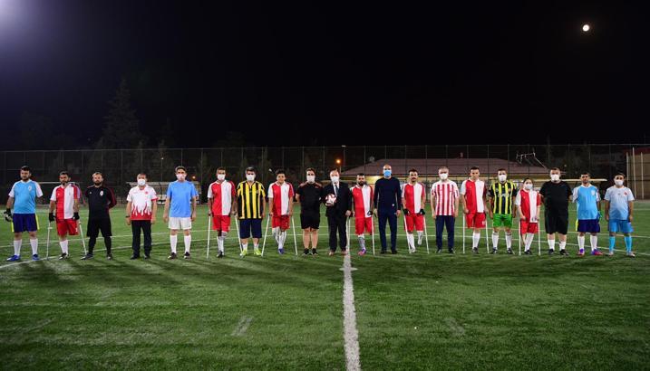 Kahramanmaraş'ta ampute futbol takımı ve siyasetçiler yeşil sahada buluştu