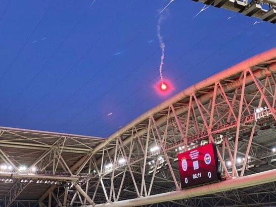 SON DAKİKA | Galatasaray-Fenerbahçe derbisinde sahaya meşale atıldı