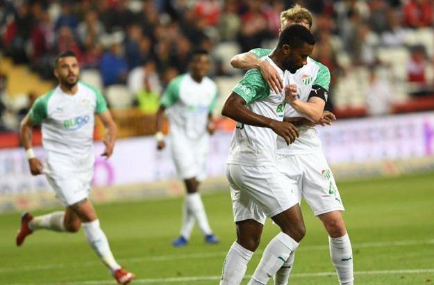 Bursaspor'un lig tarihindeki 1963'üncü golünü Chedjou'dan
