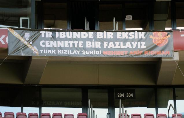 Derbide anlamlı pankart