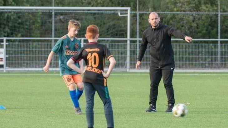 Antrenör Sneijder sahaya adım attı