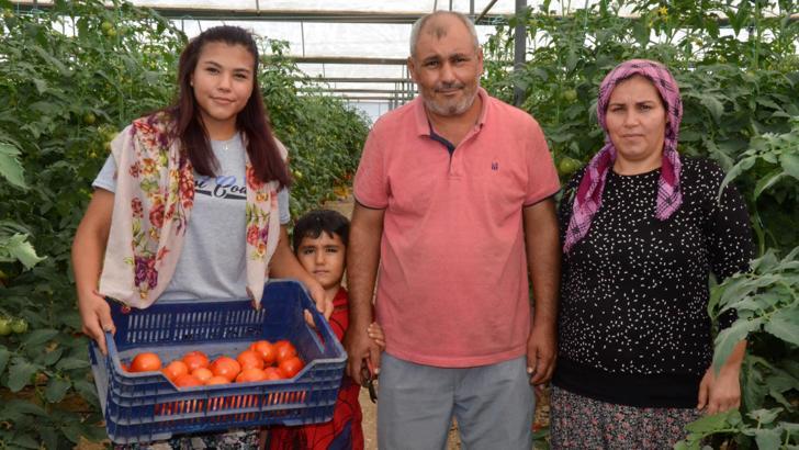 Ümmühan Duran, domates toplayıp, traktör lastiği taşıyarak şampiyonaya hazırlanıyor