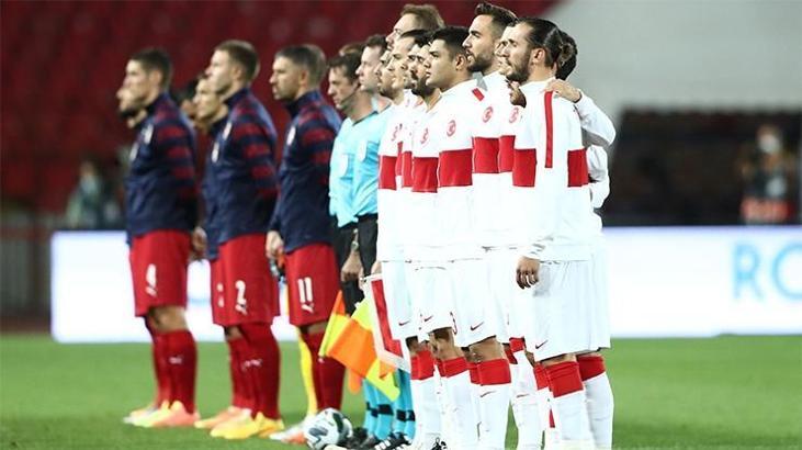 Önce saygı duruşu sonra alkış...