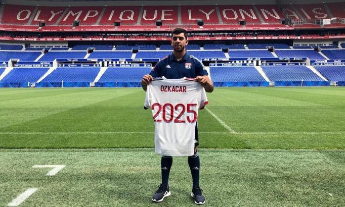 Lyon'daki ilk maçında Cenk Özkaçar'a tam not
