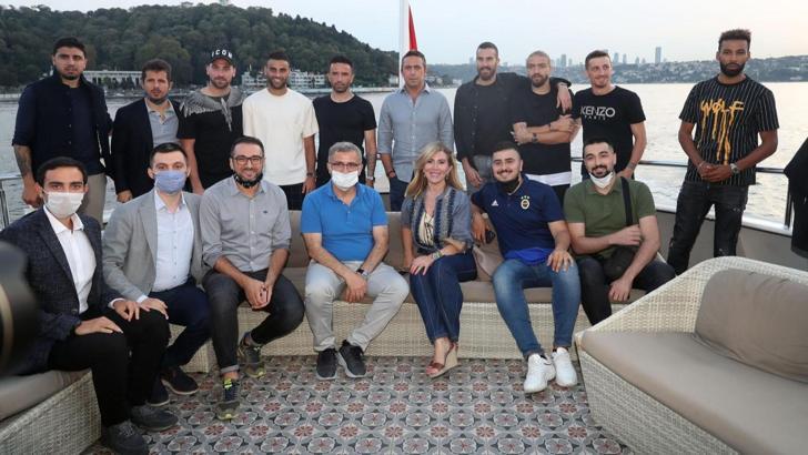Fenerbahçe derbi öncesi tekne turuyla moral depoladı