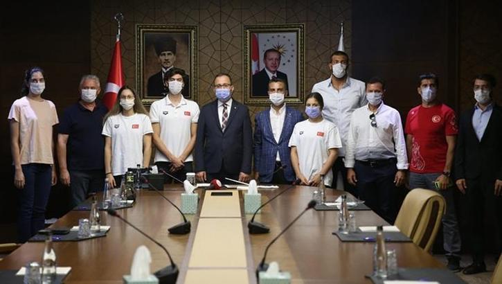 Bakan Mehmet Muharrem Kasapoğlu, Tokyo vizesi alan milli yüzücüleri kabul etti
