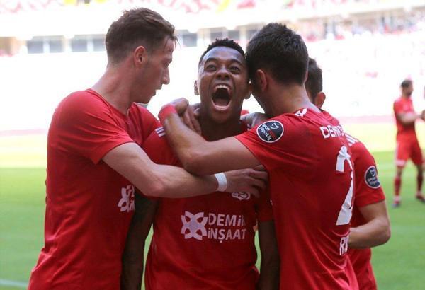 Robinho, Fenerbahçe maçında savunmaya dikkat çekti
