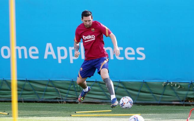 Kriz sona erdi, Barcelona'da Lionel Messi ilk antrenmanına çıktı