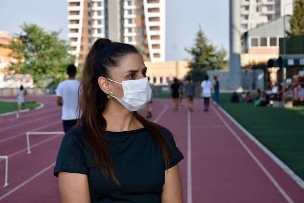 Eski milli atlet Nevin Yanıt Baltacı, genç sporculara tecrübelerini aktarıyor