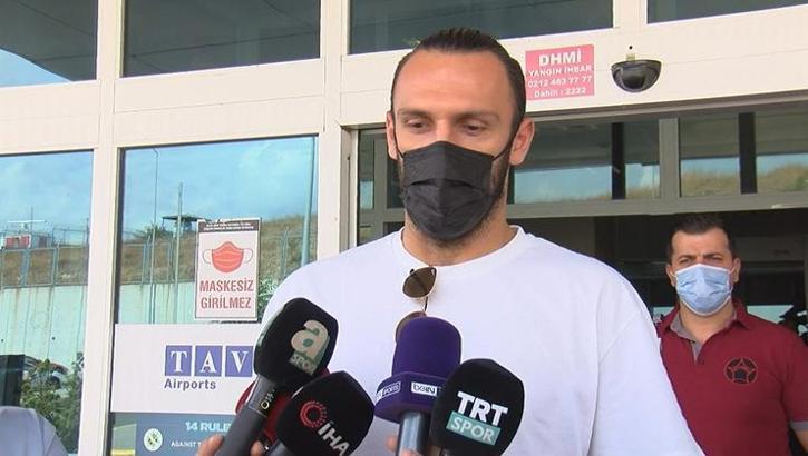 SON DAKİKA! Vedat Muriç İtalya'ya gitti! Havalimanında konuştu...