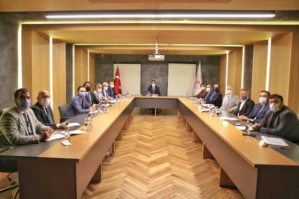 Bakan Kasapoğlu, TFF ve bazı kulüp yöneticileriyle bir araya geldi