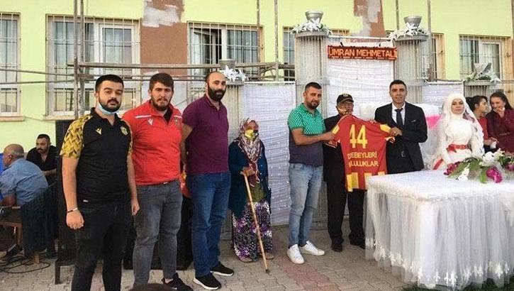 Yeni Malatyaspor tribününün renkli siması Maço Orhan'ı yalnız bırakmadılar